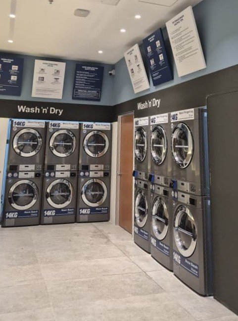 Wash n Dry outlet with stacked washers and dryers on two walls